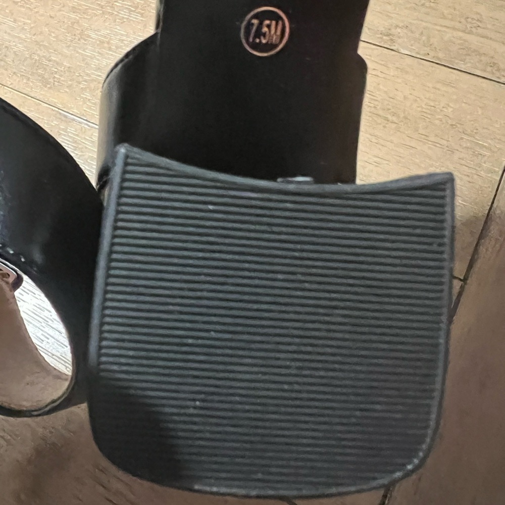 CL Laundry Black Women's Sandals with blocked heel - Picture 7 of 7